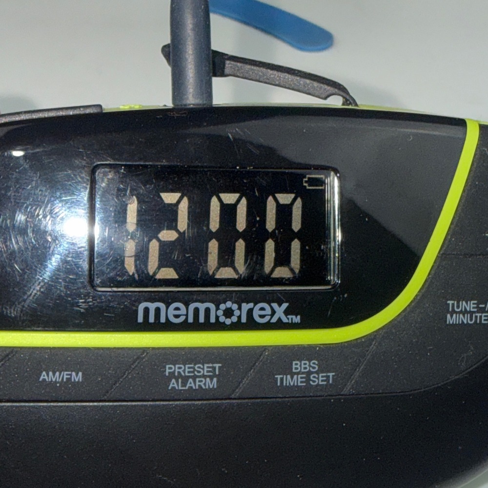Memorex Arm Band Digital AM/FM Radio with‎ LCD Display and Earbuds Black Green